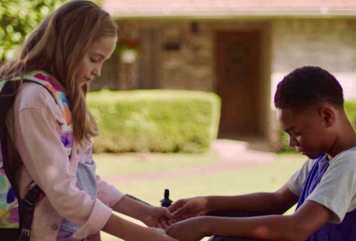 girl-who-believed-miracles-praying_si